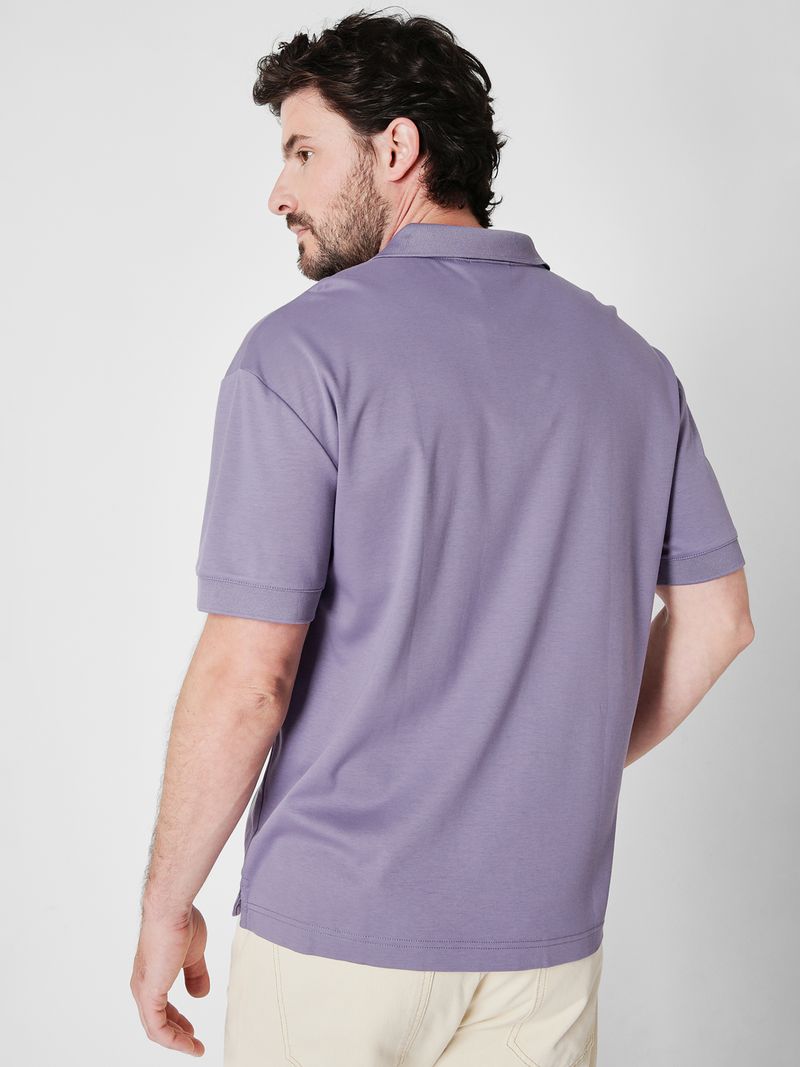 Modelo-con-polo-lila-Calvin-Klein-y-pantalones-claros