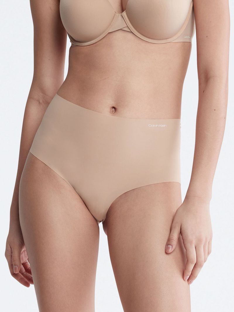 Mujer-con-calzon-Calvin-Klein-de-tiro-o-en-color-nude-sin-costuras-visibles.