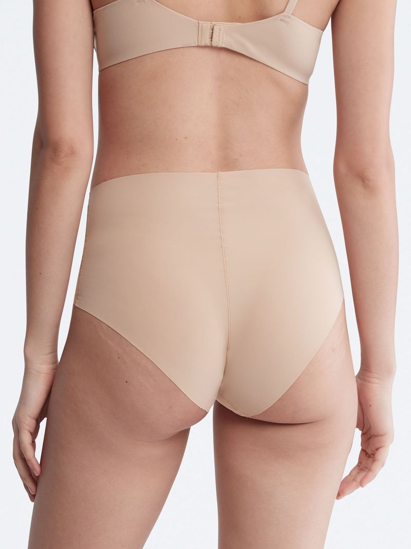 Mujer-con-calzon-Calvin-Klein-de-tiro-o-en-color-nude-sin-costuras-visibles.