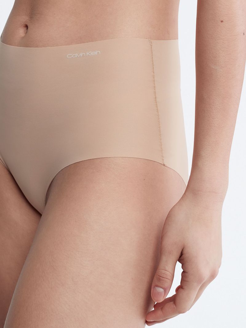Mujer-con-calzon-Calvin-Klein-de-tiro-o-en-color-nude-sin-costuras-visibles.