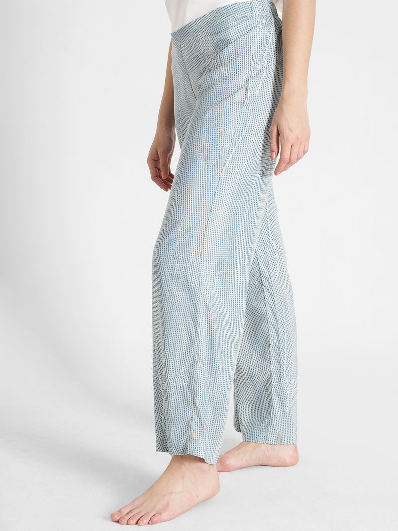 Pantalon-suelto-celeste-con-diseño-de-cuadros-de-Calvin-Klein