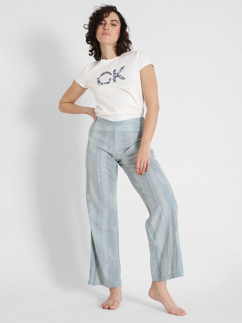 Pantalon-suelto-celeste-con-diseño-de-cuadros-de-Calvin-Klein