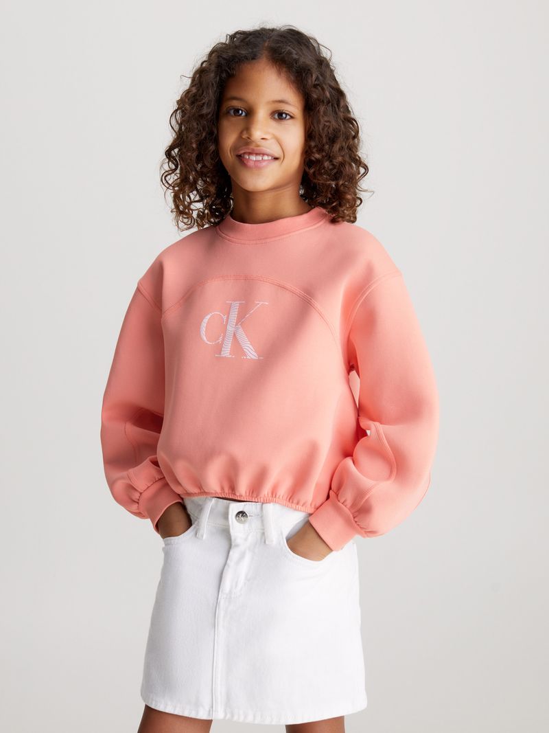 Niña-con-poleron-rosado-Calvin-Klein-y-falda-blanca