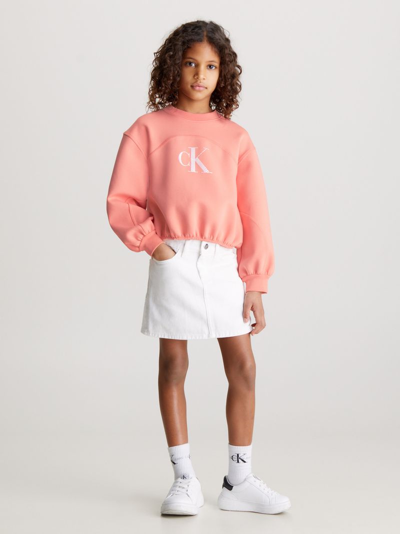 Niña-con-poleron-rosado-Calvin-Klein-y-falda-blanca