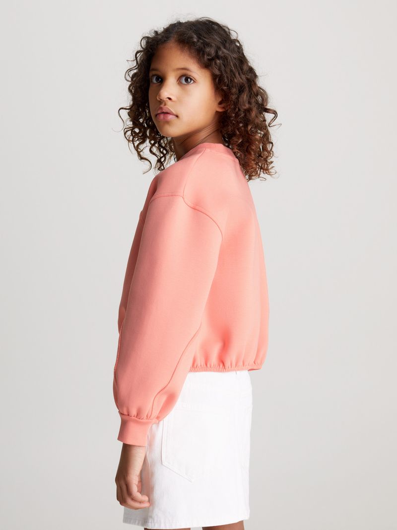 Niña-con-poleron-rosado-Calvin-Klein-y-falda-blanca