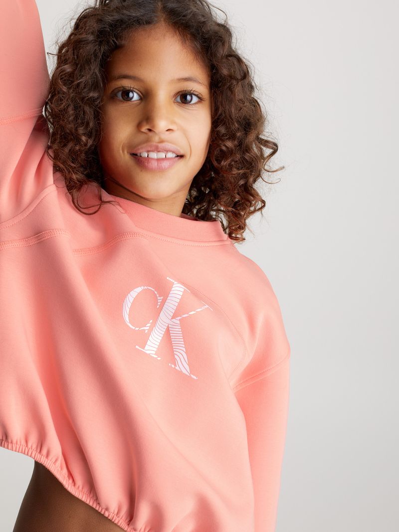 Niña-con-poleron-rosado-Calvin-Klein-y-falda-blanca
