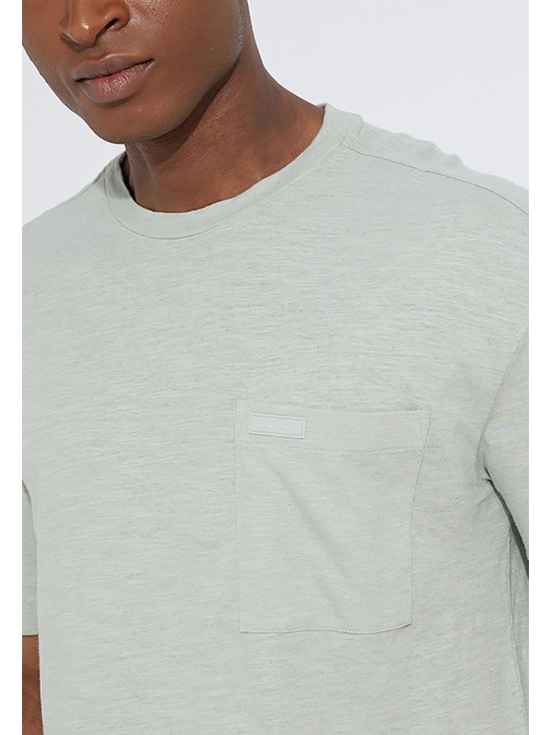 Modelo-con-polera-verde-claro-Calvin-Klein-y-pantalones-oscuros
