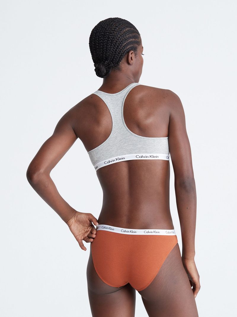 Calzon-color-terracota-con-el-logo-de-Calvin-Klein-en-la-parte-superior-derecha