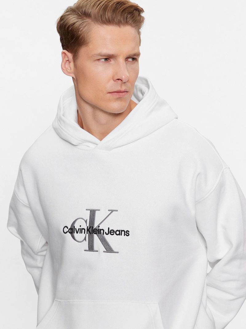 Modelo-con-poleron-blanco-Calvin-Klein-Jeans-y-pantalones-negros