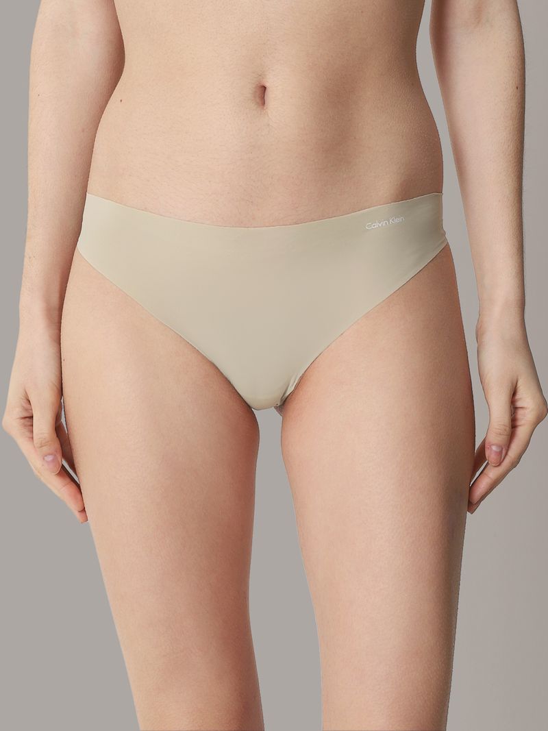 Calzon-beige-sin-costuras-con-logo-de-Calvin-Klein-en-la-cadera.
