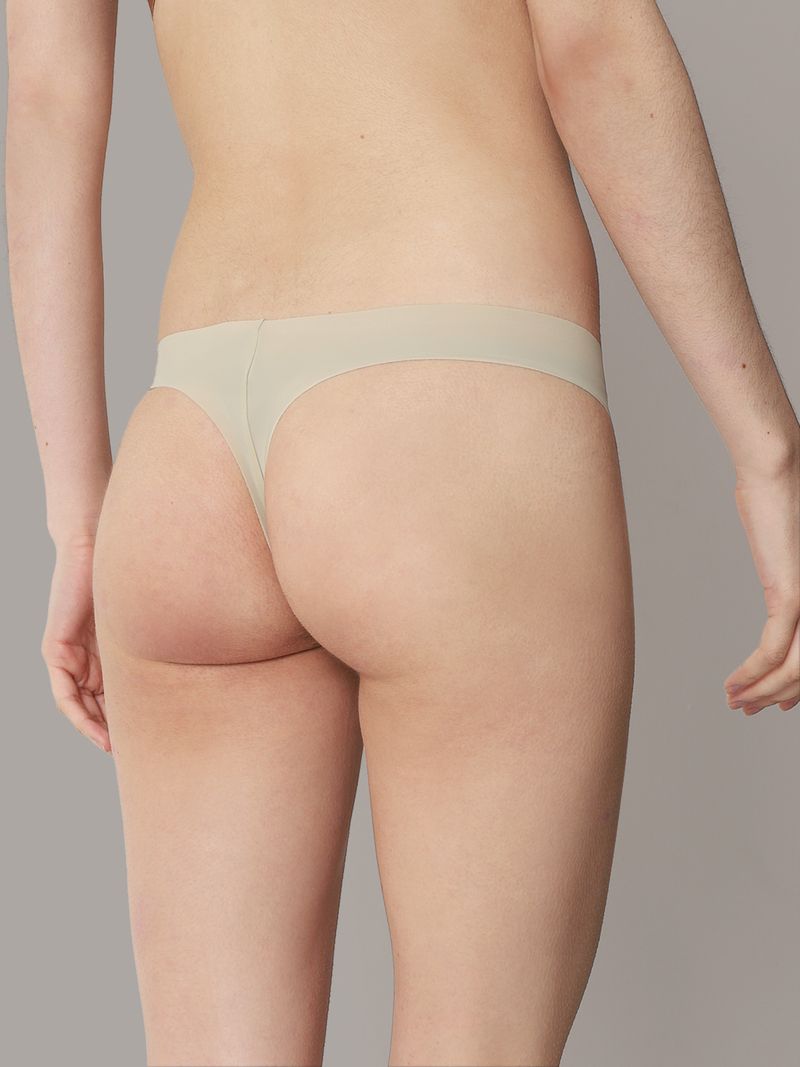 Calzon-beige-sin-costuras-con-logo-de-Calvin-Klein-en-la-cadera.