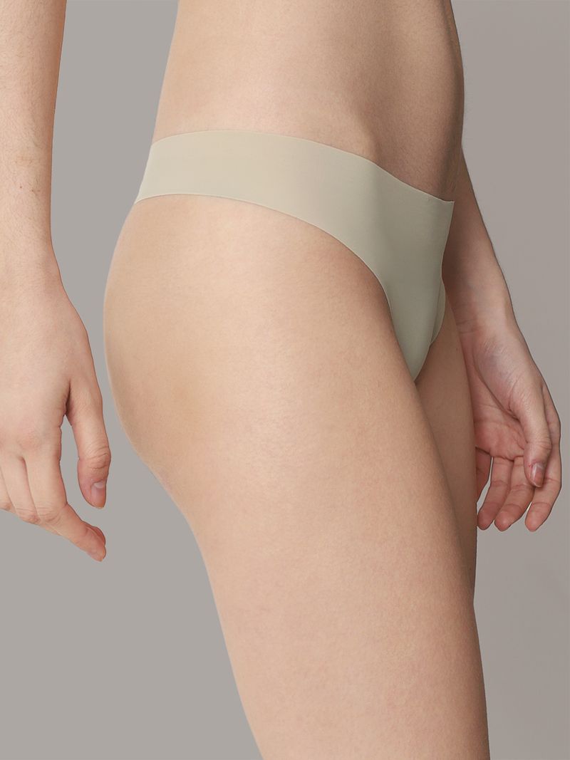 Calzon-beige-sin-costuras-con-logo-de-Calvin-Klein-en-la-cadera.