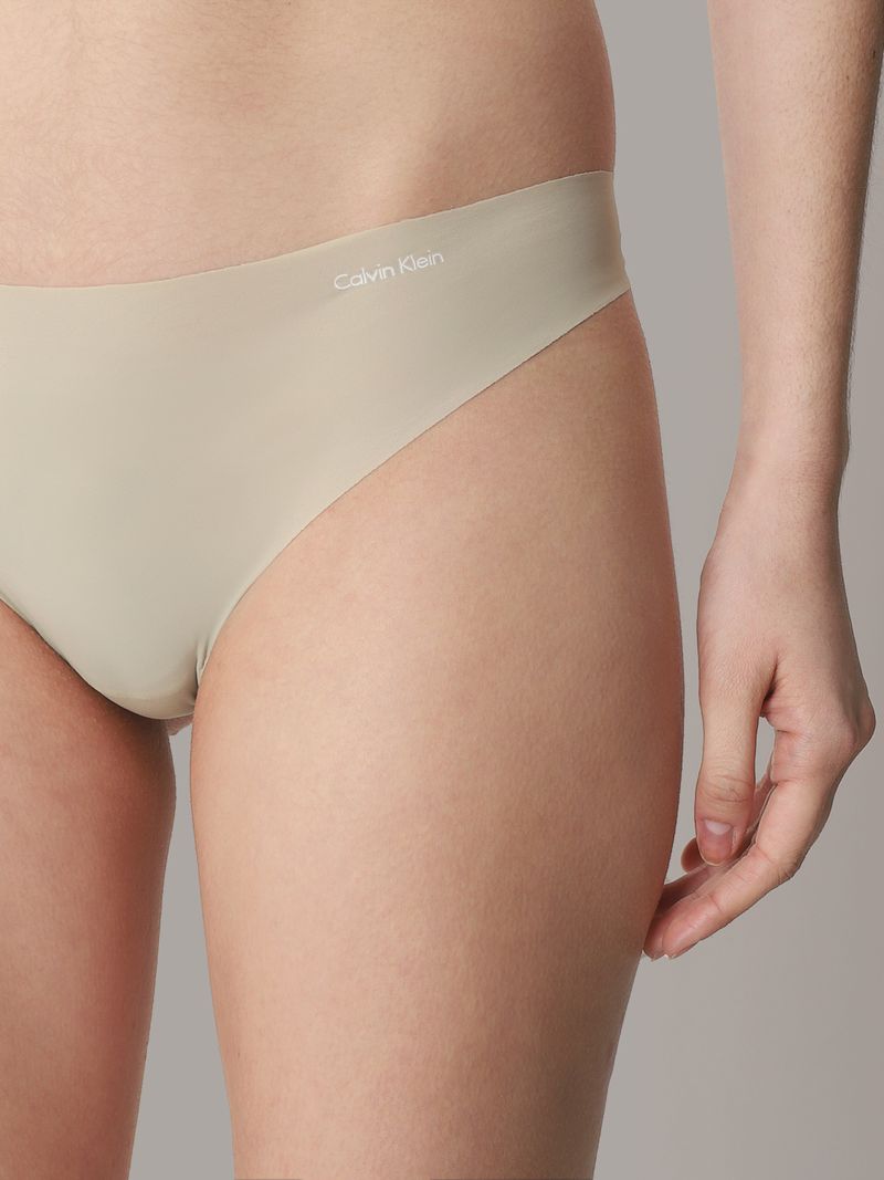 Calzon-beige-sin-costuras-con-logo-de-Calvin-Klein-en-la-cadera.
