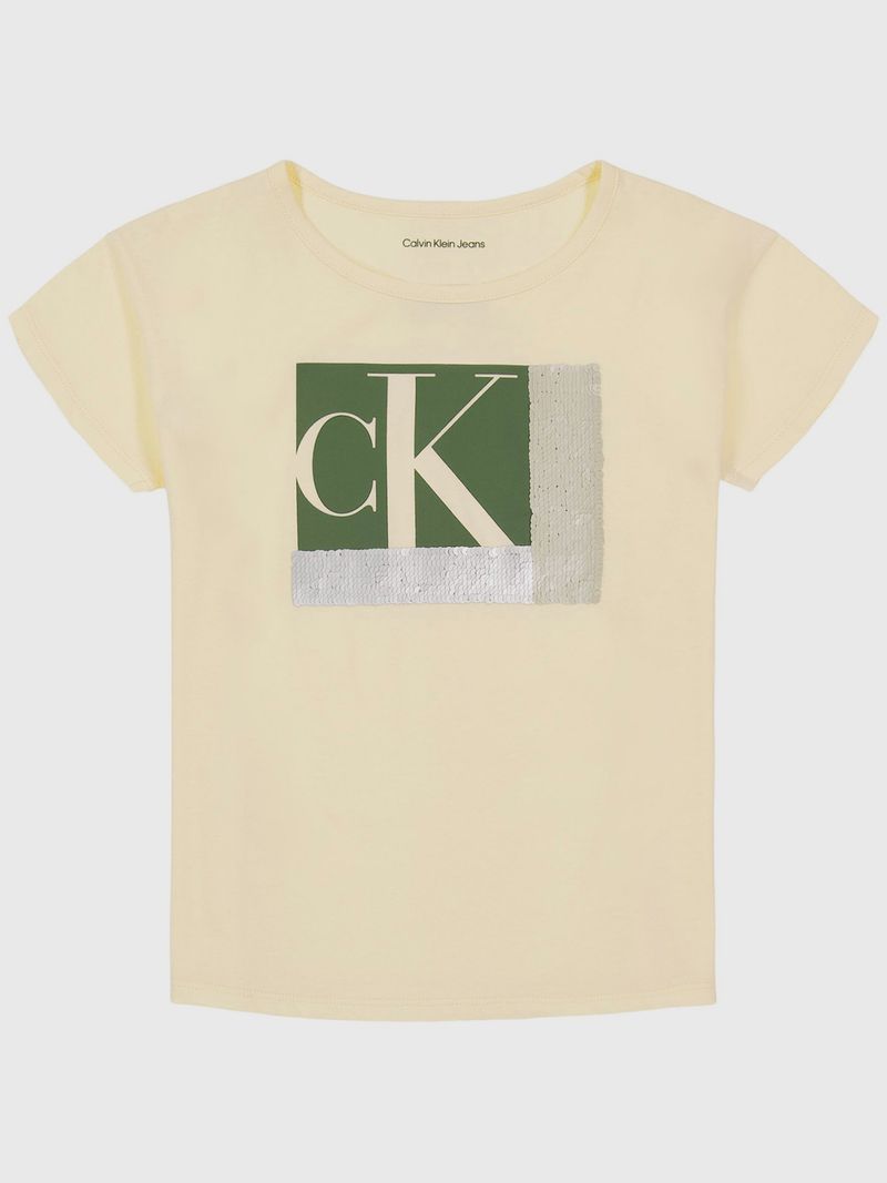 Polera-amarilla-Calvin-Klein-con-estampado-de-logo-grande-en-verde-y-morado