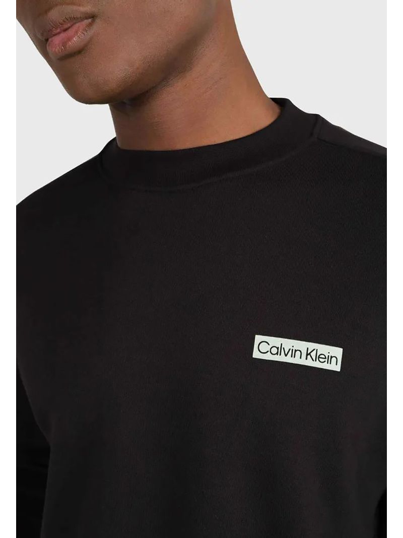 Modelo-con-poleron-negro-Calvin-Klein-y-pantalones-oscuros