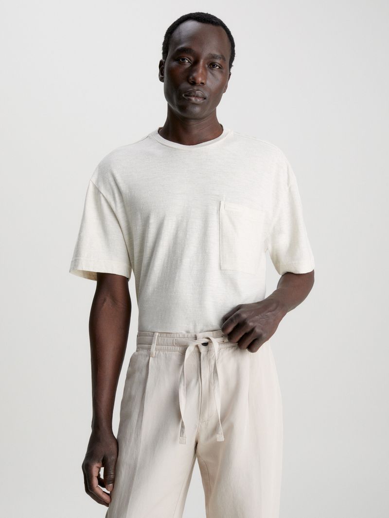 Modelo-con-polera-beige-Calvin-Klein-y-pantalones-con-cordon-del-mismo-tono