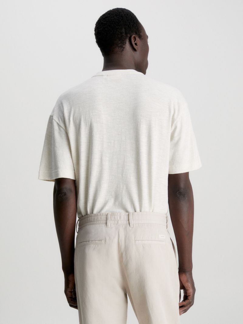 Modelo-con-polera-beige-Calvin-Klein-y-pantalones-con-cordon-del-mismo-tono