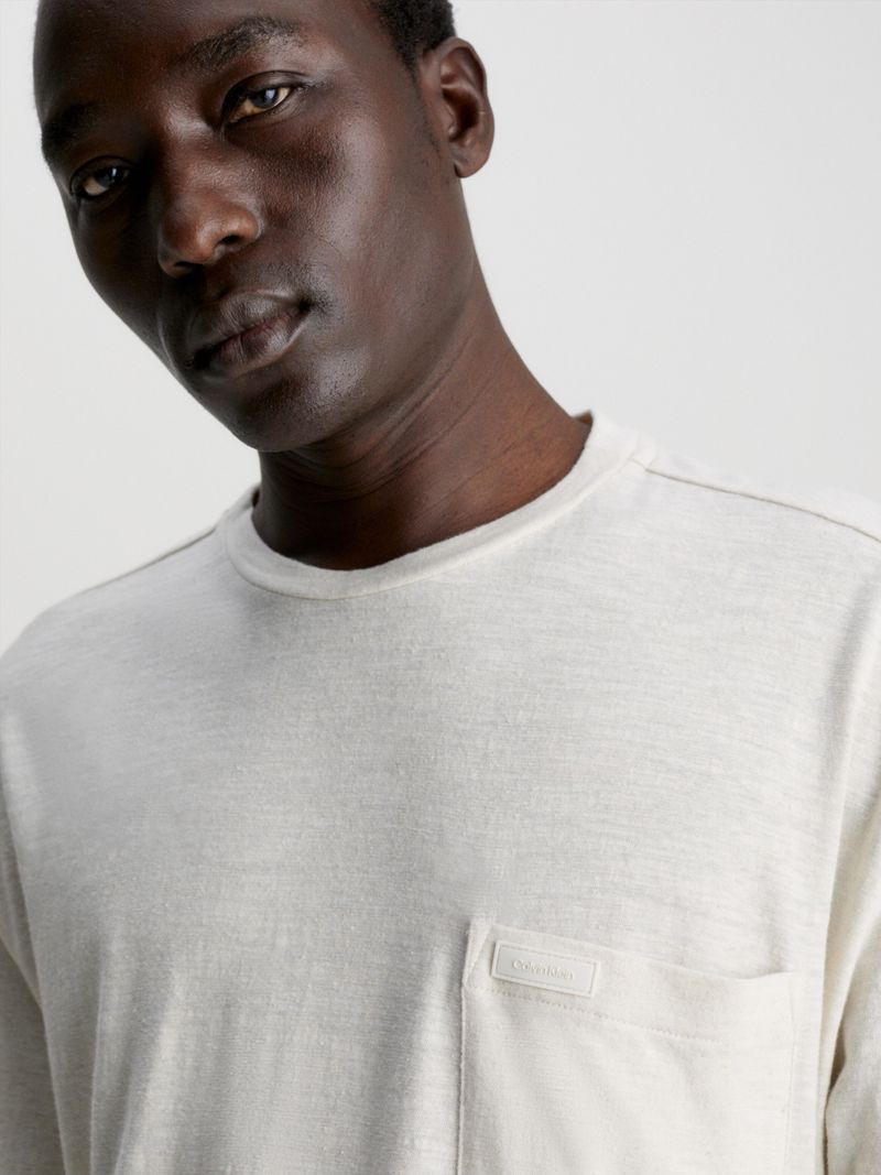 Modelo-con-polera-beige-Calvin-Klein-y-pantalones-con-cordon-del-mismo-tono