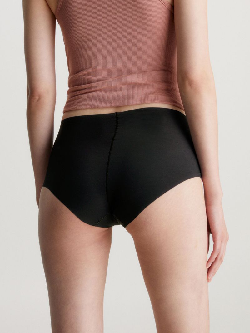 Calzon-Calvin-Klein-de-tiro-o-en-color-negro-diseño-sin-costuras-con-logo-pequeño-en-la-esquina.