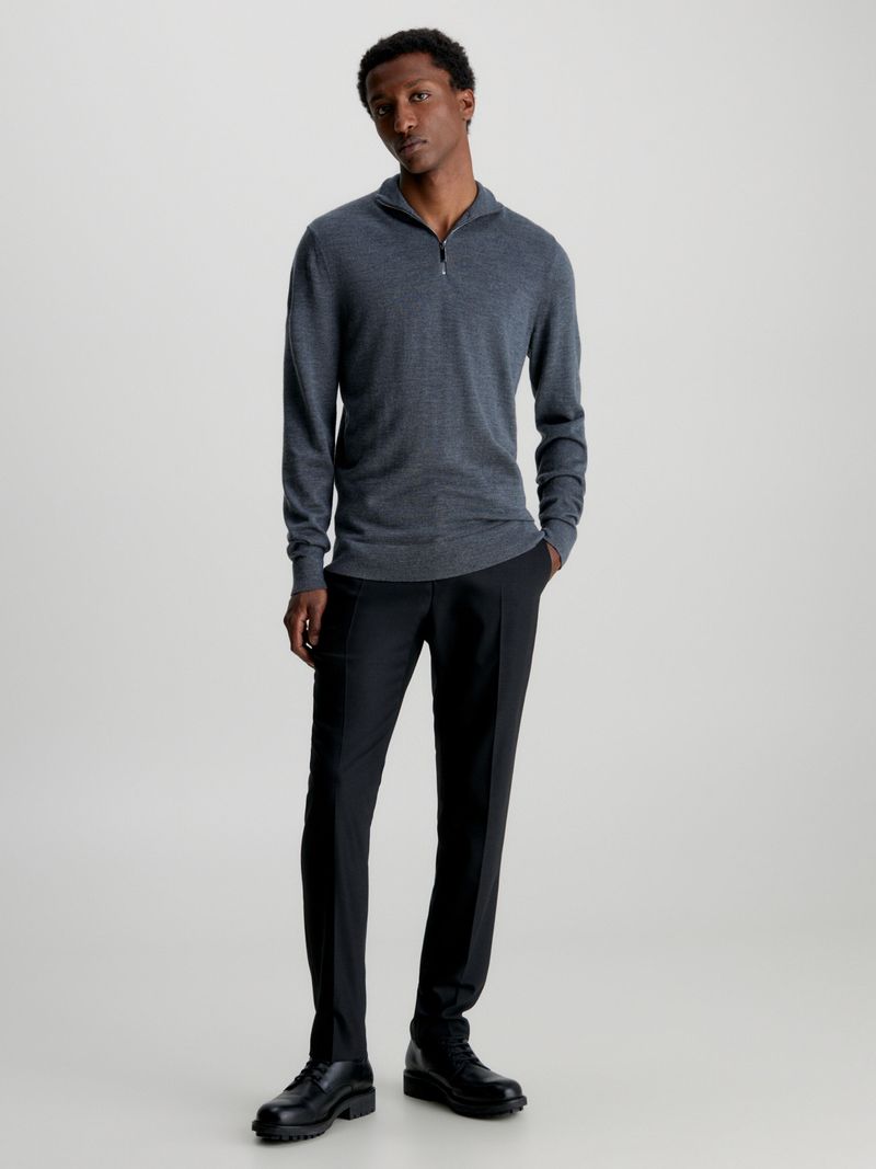 Modelo-con-sweater-gris-de-cierre-medio-Calvin-Klein-y-pantalones-oscuros
