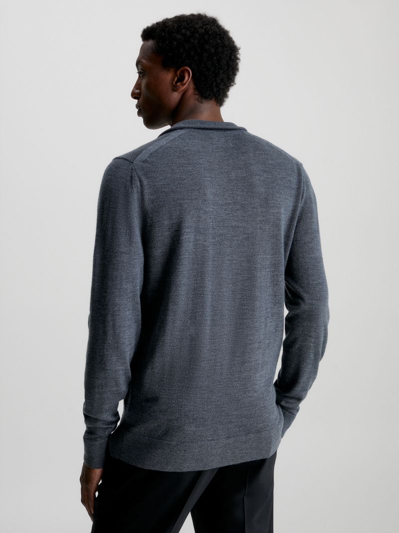 Modelo-con-sweater-gris-de-cierre-medio-Calvin-Klein-y-pantalones-oscuros