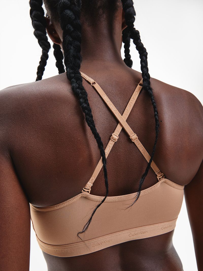 Modelo-con-conjunto-de-ropa-interior-nude-Calvin-Klein
