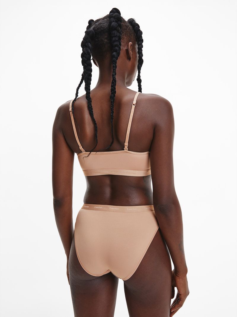 Modelo-con-conjunto-de-ropa-interior-nude-Calvin-Klein