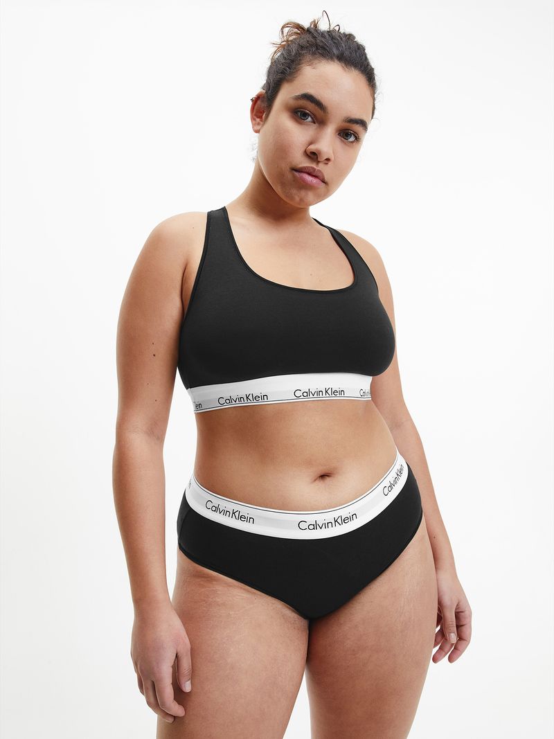 Modelo-con-bralette-y-calzon-negro-Calvin-Klein-ambos-con-pretina-blanca
