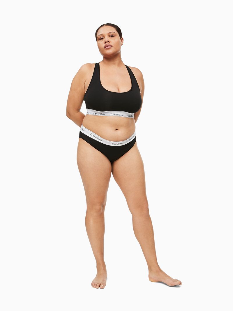 Modelo-con-bralette-y-calzon-negro-Calvin-Klein-ambos-con-pretina-blanca