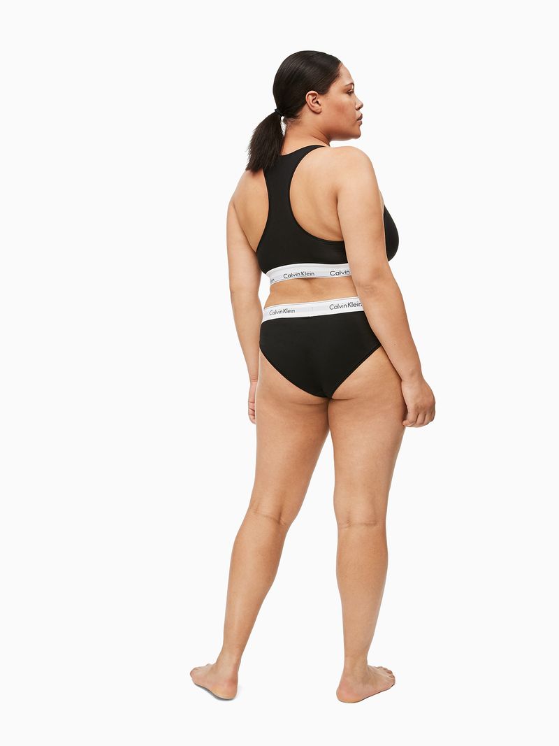 Modelo-con-bralette-y-calzon-negro-Calvin-Klein-ambos-con-pretina-blanca