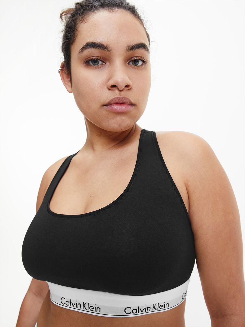 Modelo-con-bralette-y-calzon-negro-Calvin-Klein-ambos-con-pretina-blanca