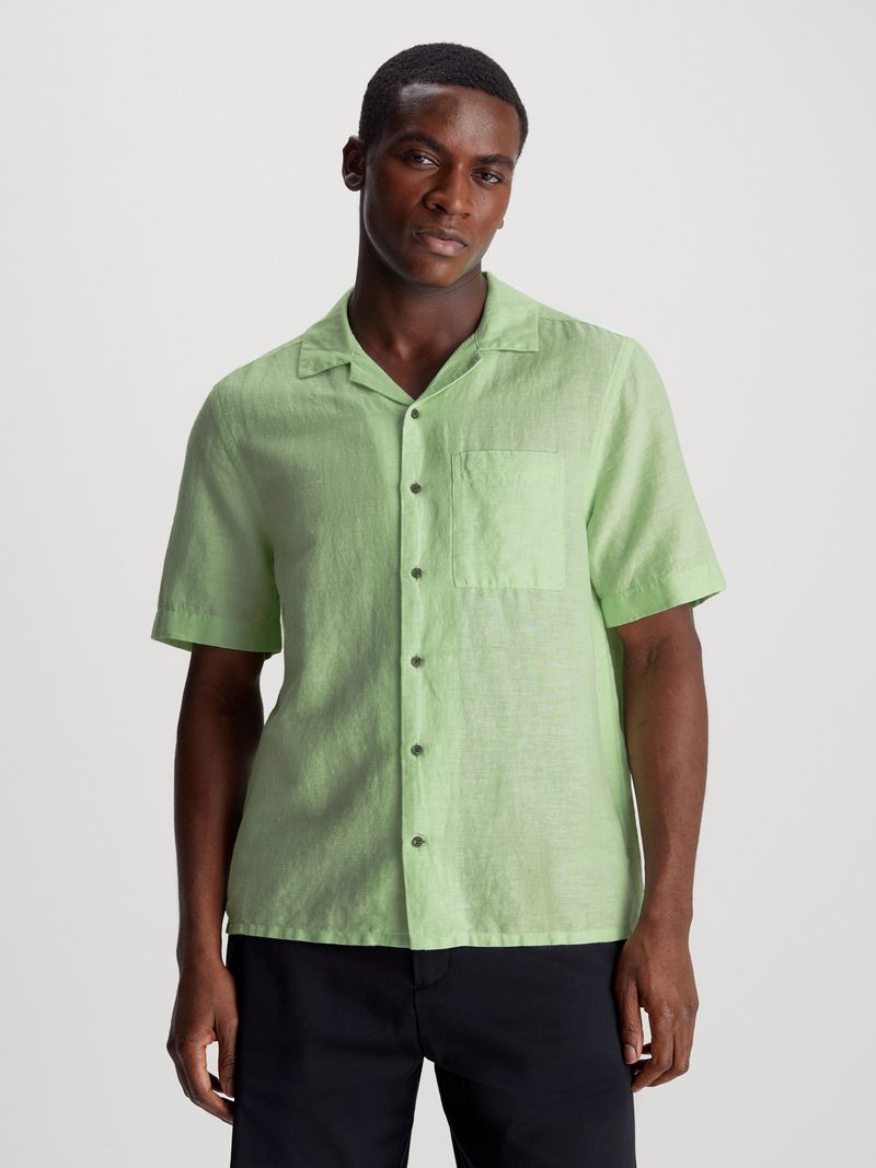Modelo-con-camisa-verde-claro-Calvin-Klein-y-pantalones-negros