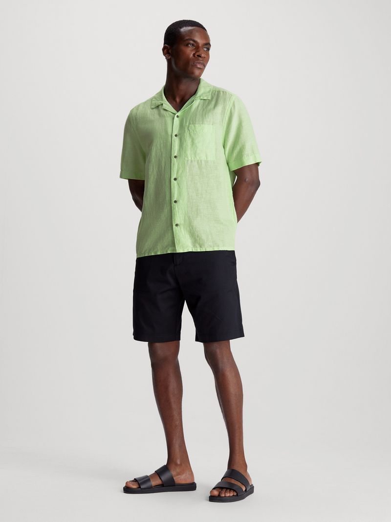 Modelo-con-camisa-verde-claro-Calvin-Klein-y-pantalones-negros