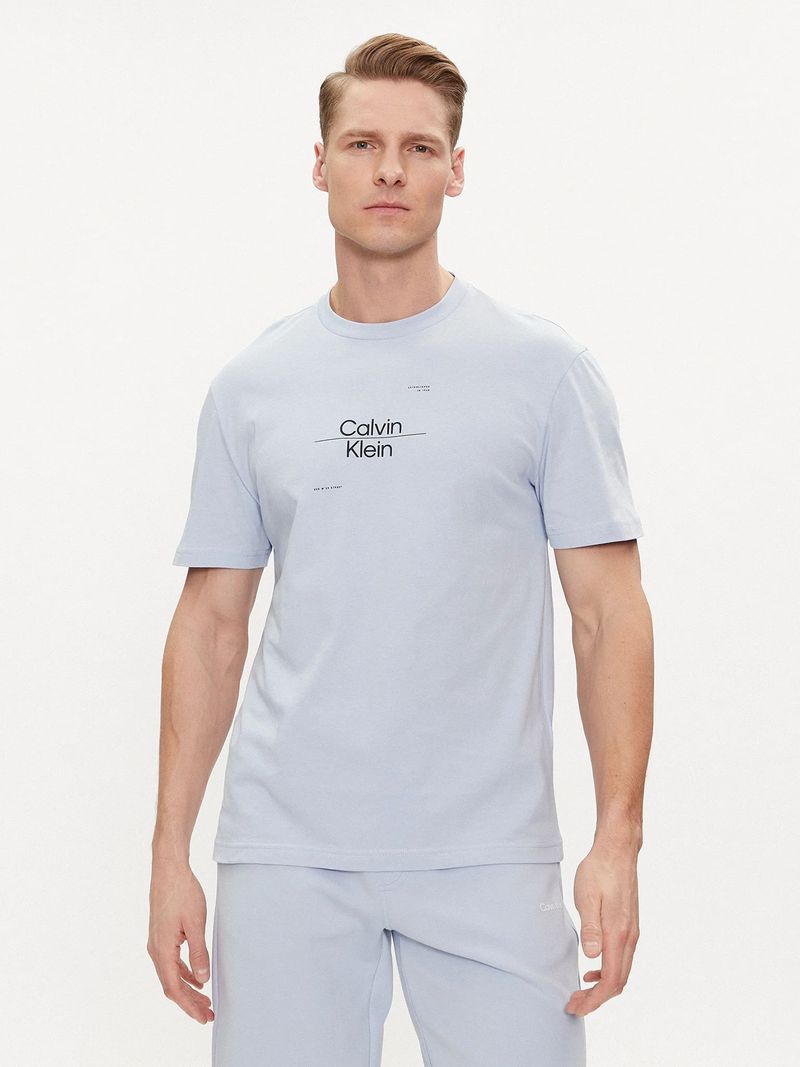 Modelo-con-polera-celeste-Calvin-Klein-y-pantalones-del-mismo-color