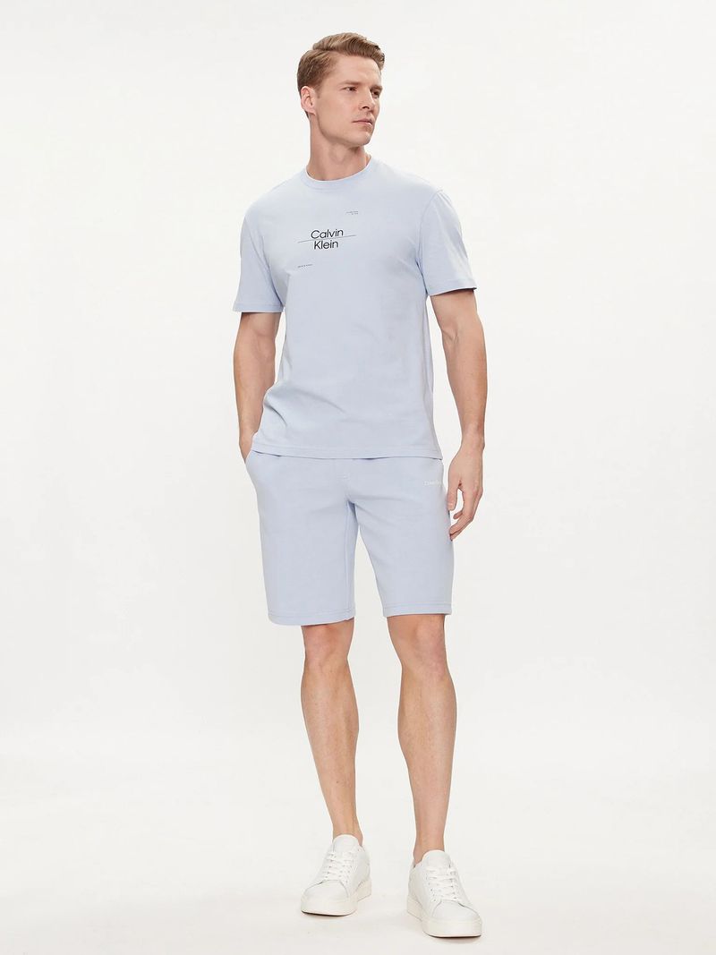 Modelo-con-polera-celeste-Calvin-Klein-y-pantalones-del-mismo-color