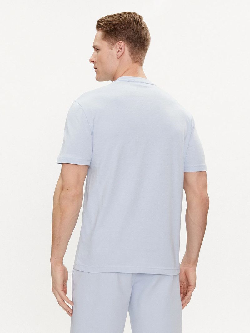 Modelo-con-polera-celeste-Calvin-Klein-y-pantalones-del-mismo-color