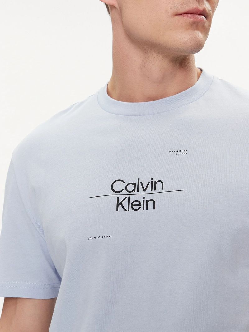 Modelo-con-polera-celeste-Calvin-Klein-y-pantalones-del-mismo-color