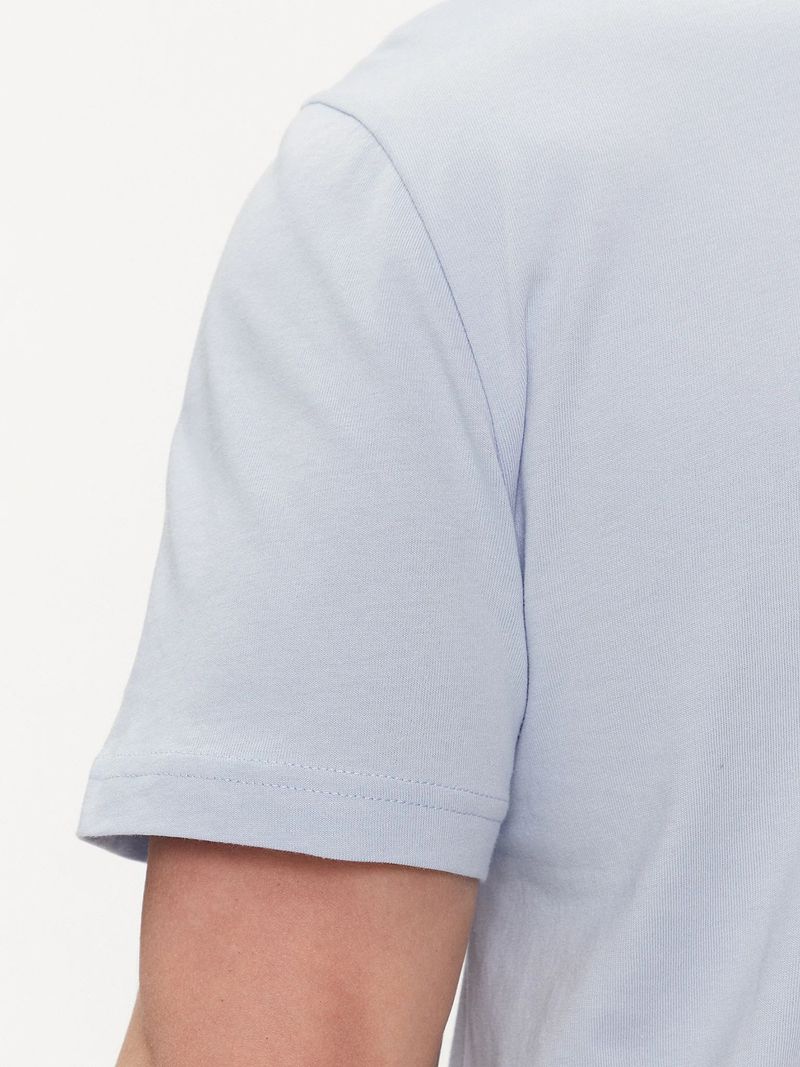 Modelo-con-polera-celeste-Calvin-Klein-y-pantalones-del-mismo-color