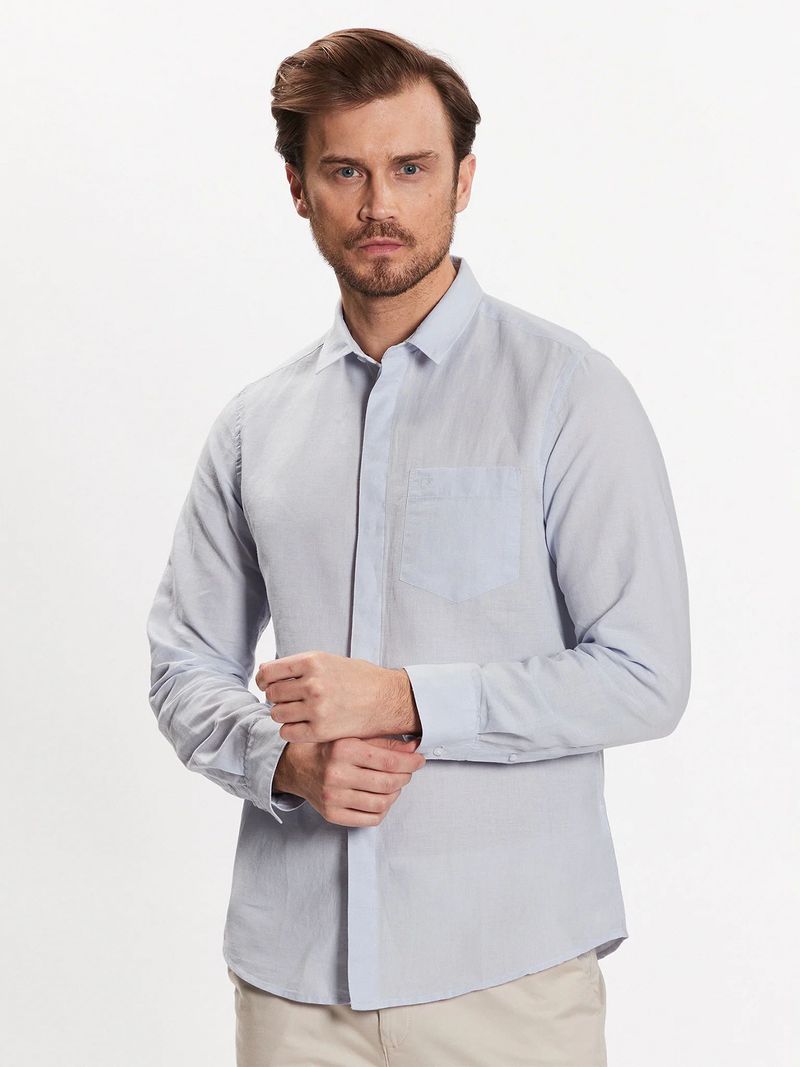 Modelo-con-camisa-gris-Calvin-Klein-y-pantalones-claros