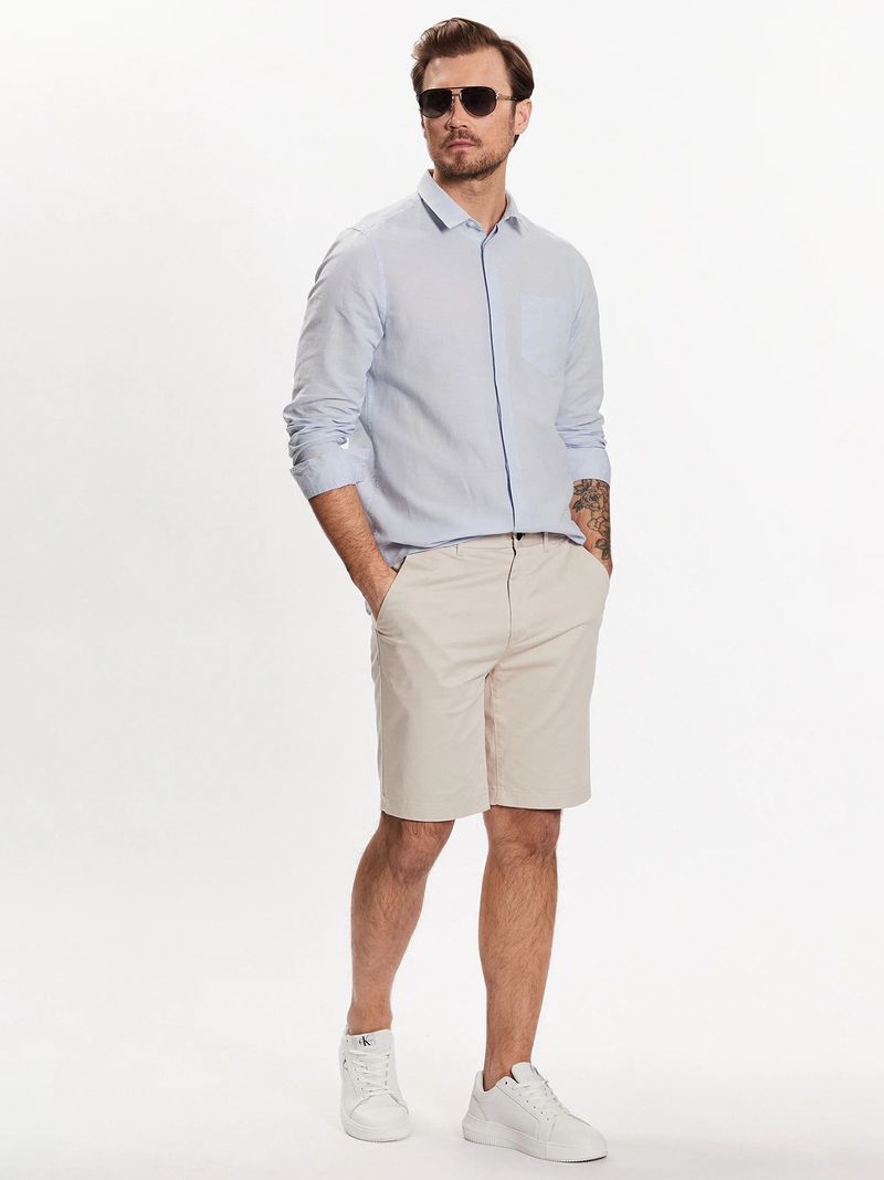 Modelo-con-camisa-gris-Calvin-Klein-y-pantalones-claros