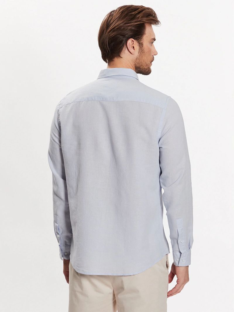 Modelo-con-camisa-gris-Calvin-Klein-y-pantalones-claros