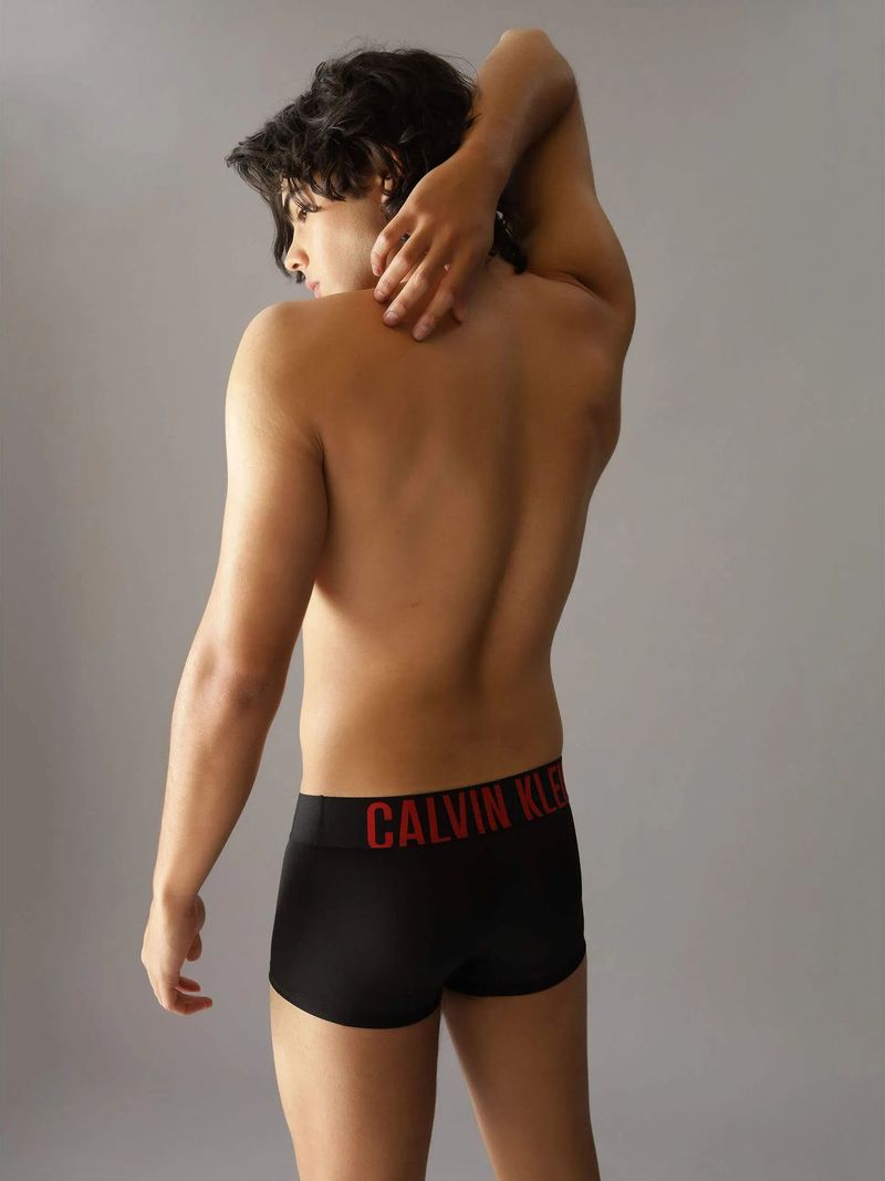 Pack-de-boxers-Calvin-Klein-color-negro-con-pretina-negra-y-letras-de-distinto-color