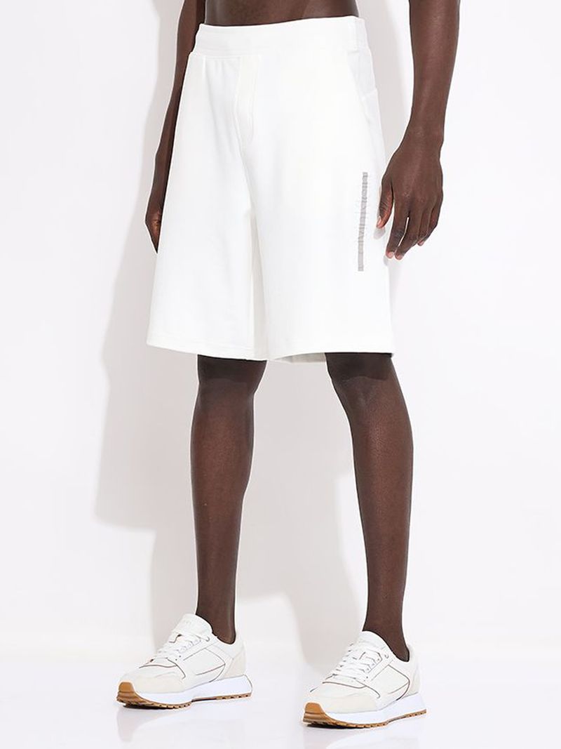 Modelo-con-short-blanco-Calvin-Klein-y-zapatillas-del-mismo-color