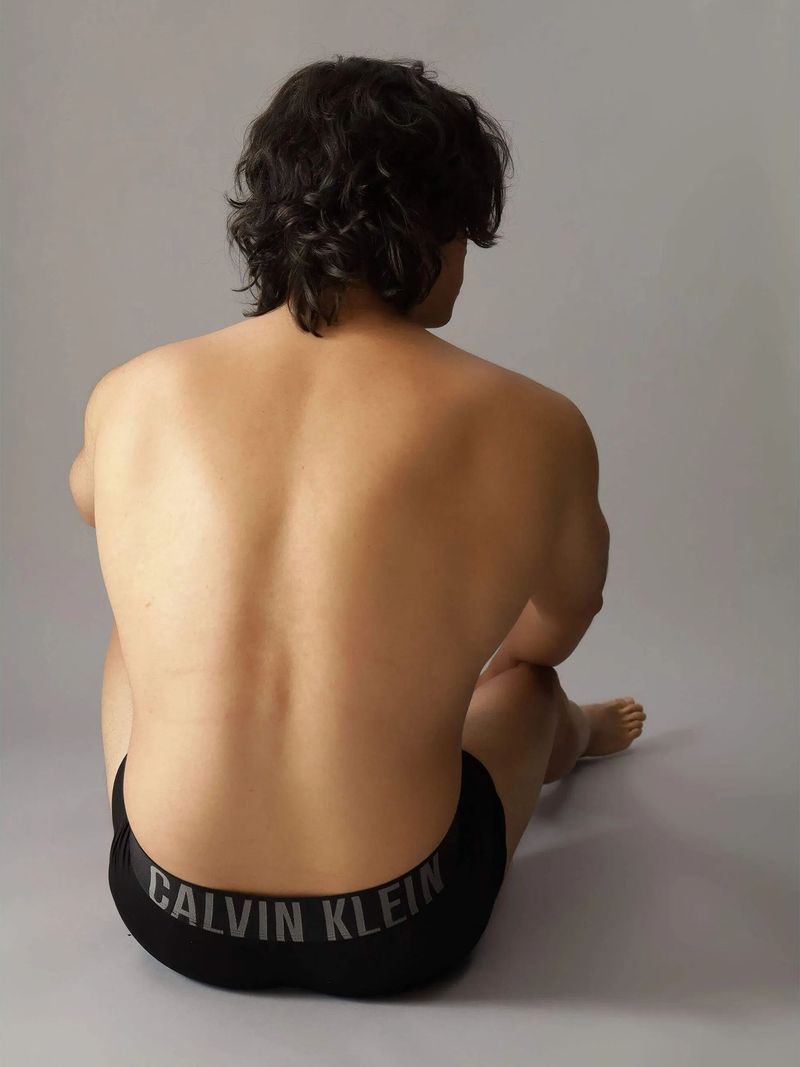 Pack-de-boxers-Calvin-Klein-color-negro-con-pretina-negra-y-letras-de-distinto-color