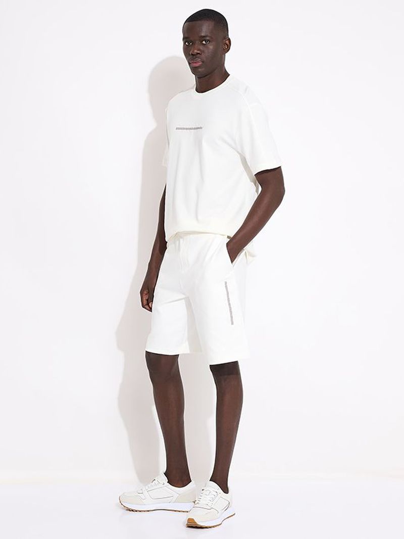 Modelo-con-short-blanco-Calvin-Klein-y-zapatillas-del-mismo-color