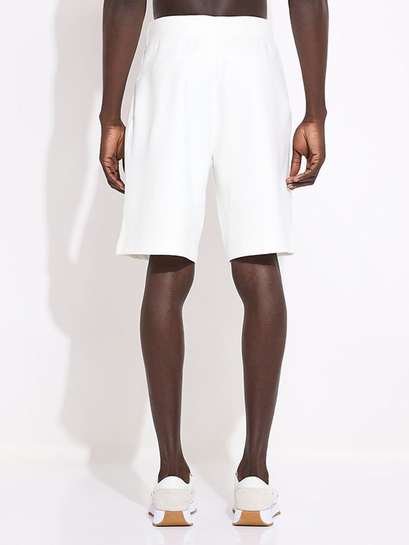 Modelo-con-short-blanco-Calvin-Klein-y-zapatillas-del-mismo-color