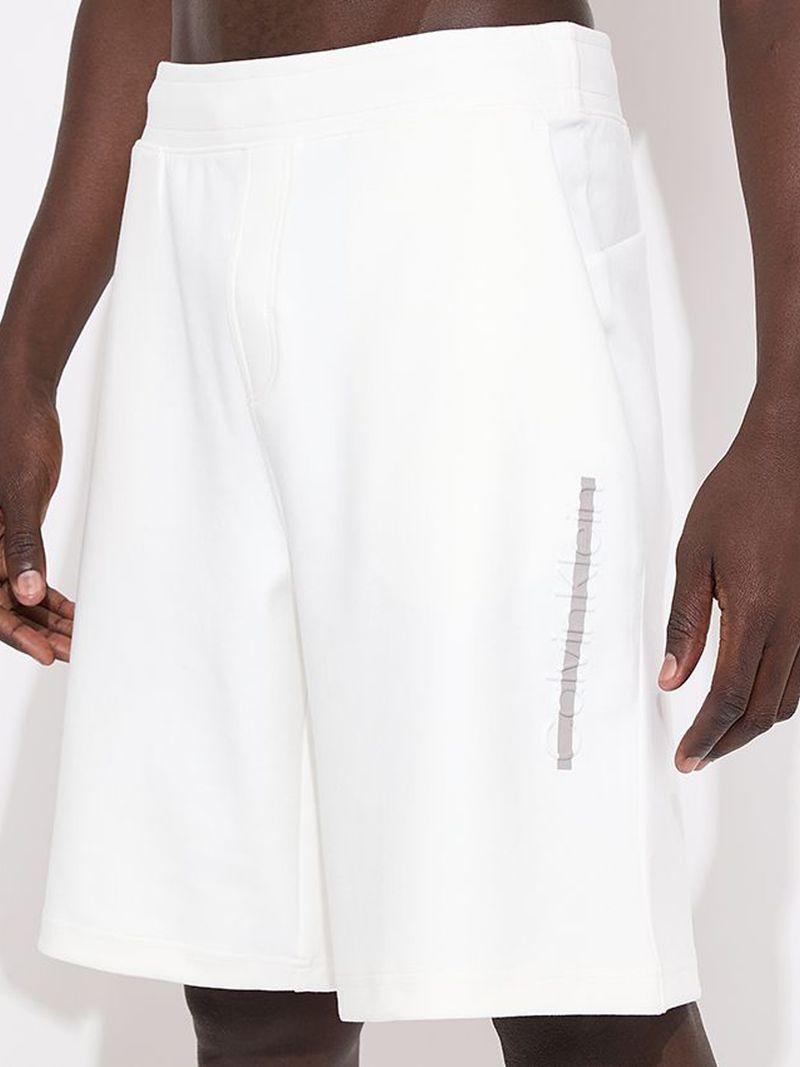 Modelo-con-short-blanco-Calvin-Klein-y-zapatillas-del-mismo-color