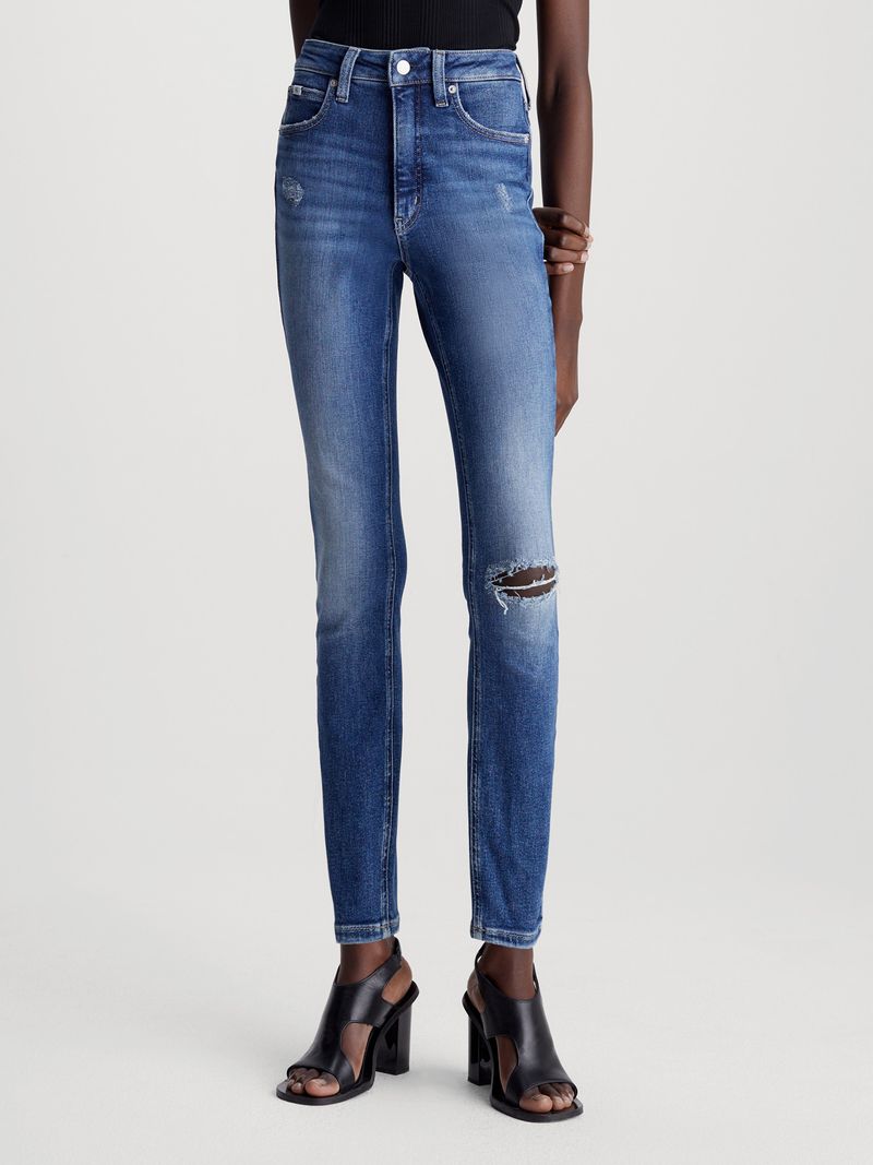 Modelo-con-jeans-azul-marino-tipo-Slim-desgaste-rodilla-Calvin-Klein