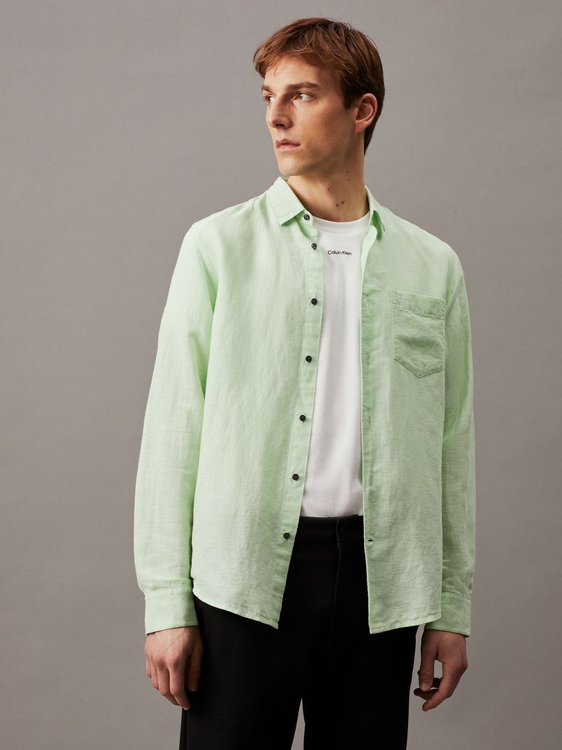 Modelo-con-camisa-verde-claro-Calvin-Klein-y-pantalones-negros
