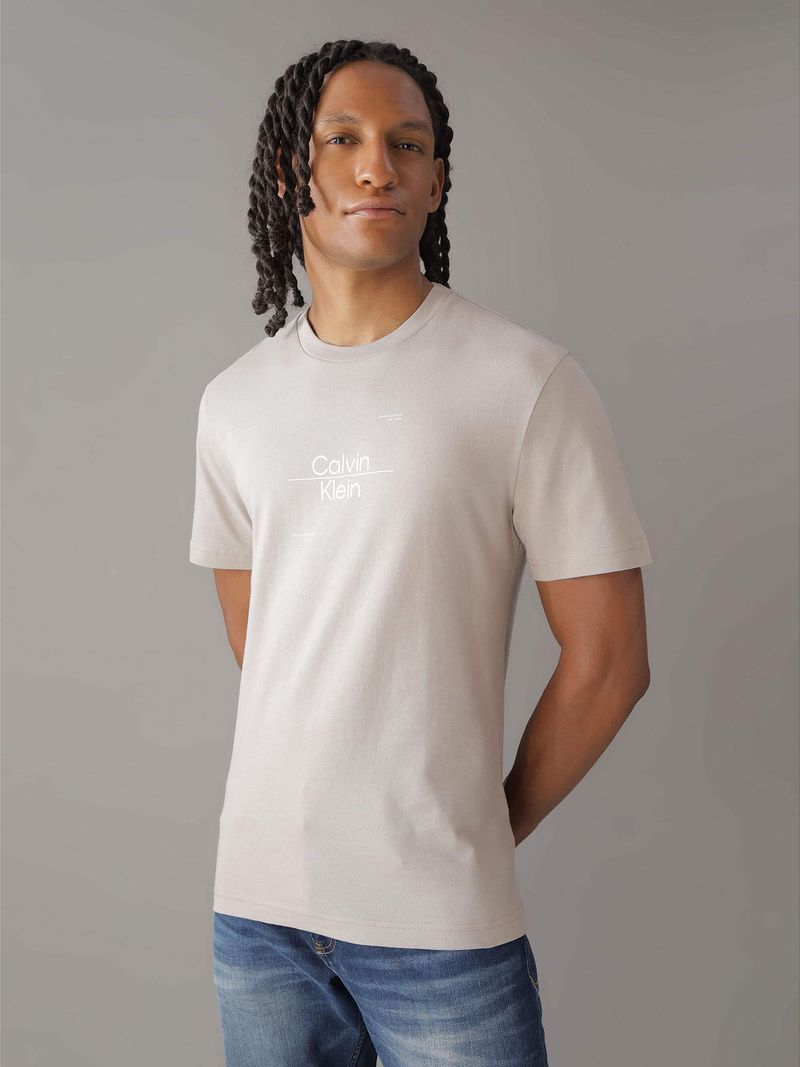 Modelo-con-polera-beige-Calvin-Klein-y-jeans-azules